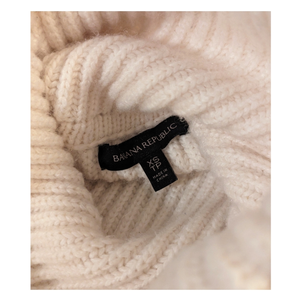 BANANA REPUBLIC~Ivory, Oversized Chunky Cable Knit Turtleneck Sweater~SizeXS - Picture 3 of 7